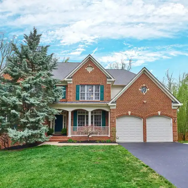 ENTERTAINER’S DREAM NEAR METRO AND TRAILS