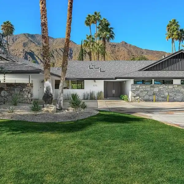 MID-CENTURY MODERN GEM IN VISTA LAS PALMAS