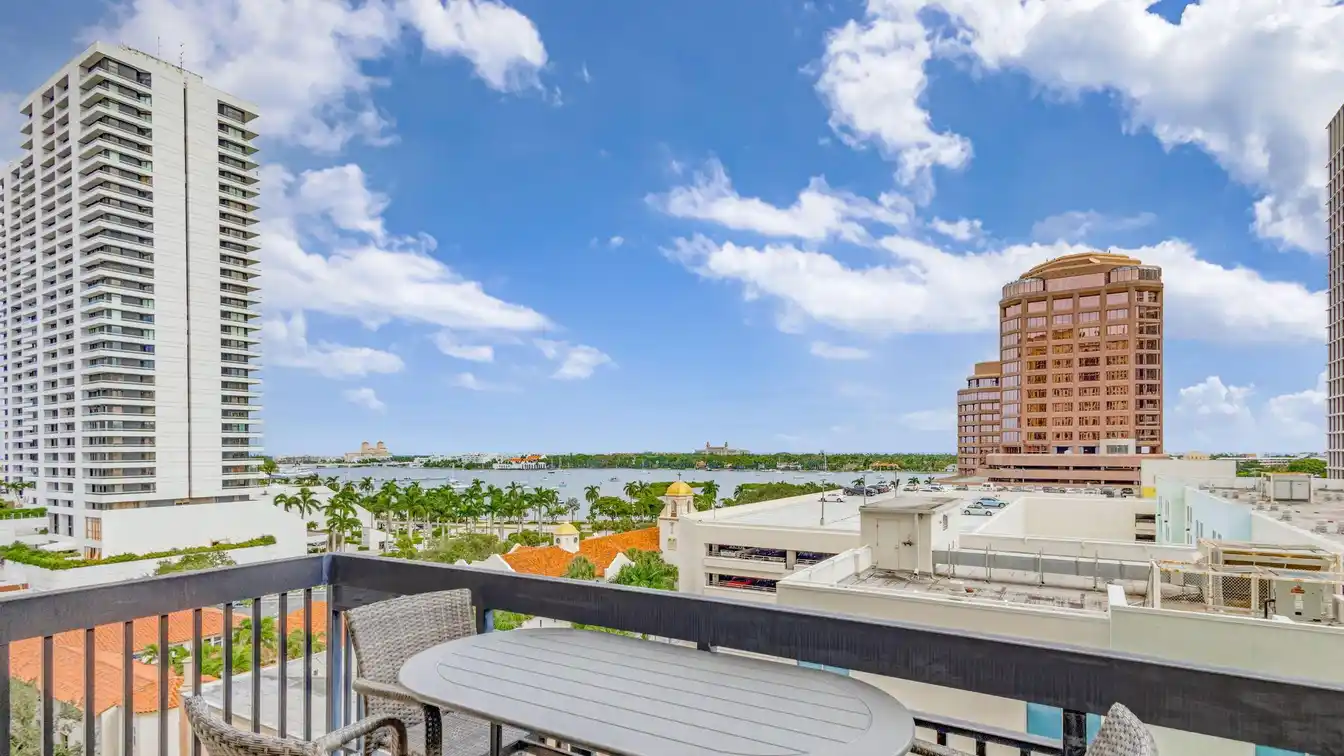 Spectacular Condo with Breathtaking Waterviews