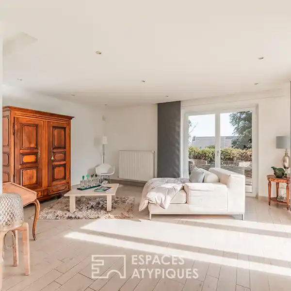 HIGH-QUALITY CONTEMPORARY RENOVATED HOME