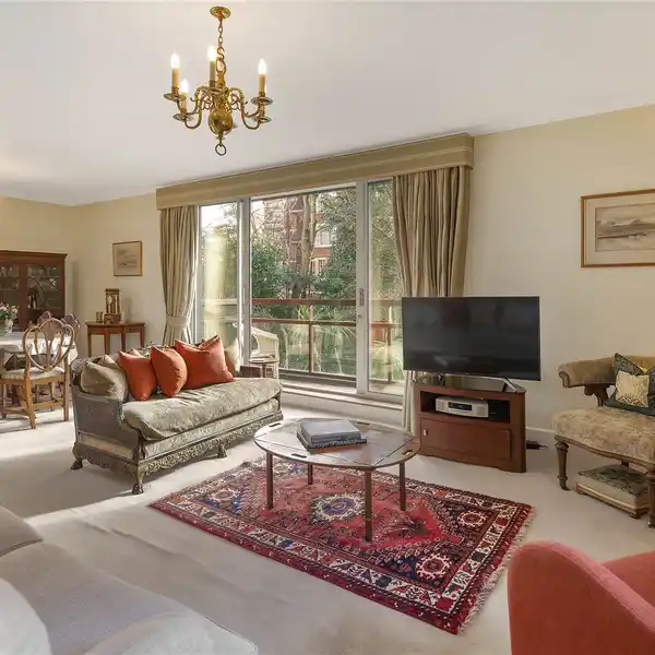 BRIGHT FOUR-BEDROOM APARTMENT