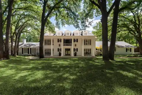 Grand Estate in Prestigious Shady Valley