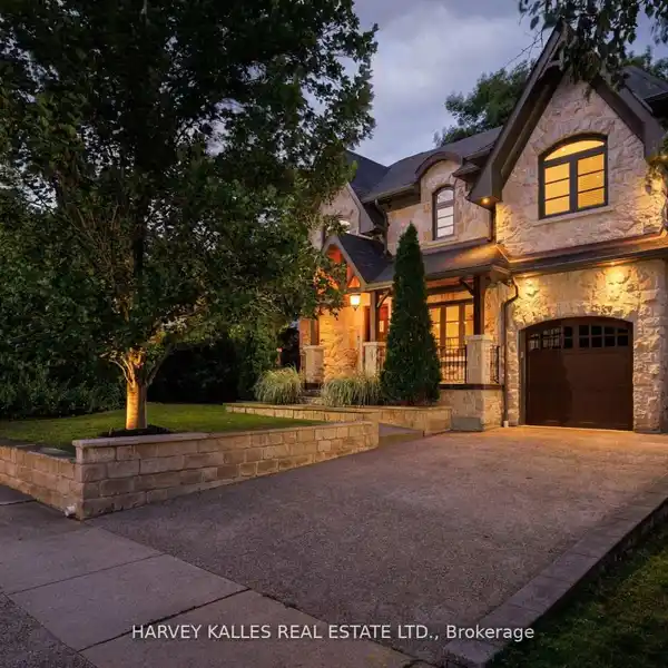 THE EPITOME OF LUXURY LIVING IN ETOBICOKE