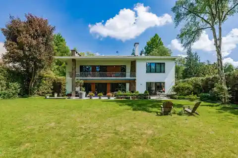 Modernist 1960s Villa with Sunlit Garden