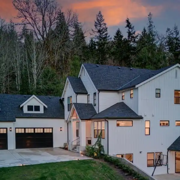 LUXURIOUS TRANQUILITY ON THE EDGE OF GRAND RIDGE PARK