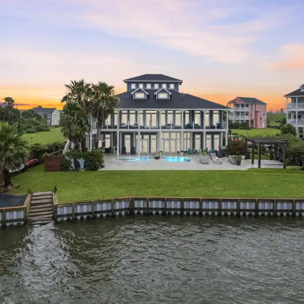 CUSTOM WATERFRONT MASTERPIECE