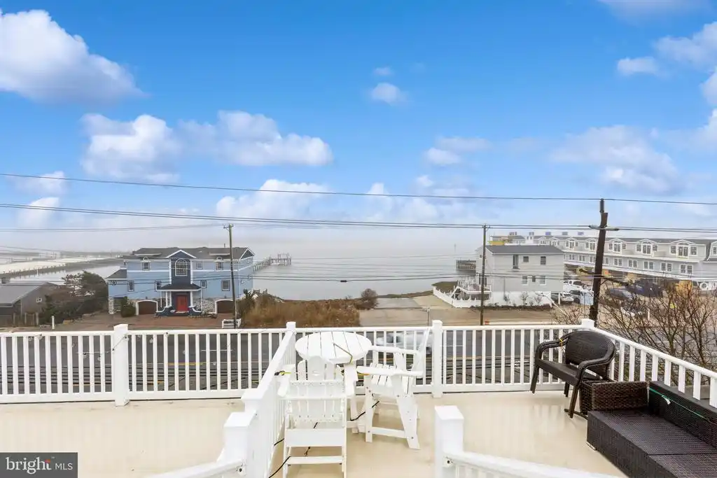 Spacious End Unit Townhouse in Desirable Spray Beach