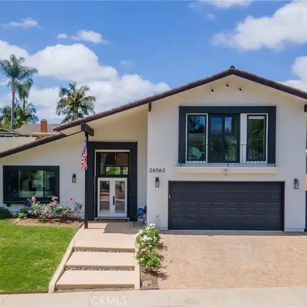 MODERN LIVING MEETS OUTDOOR ENTERTAINER’S PARADISE