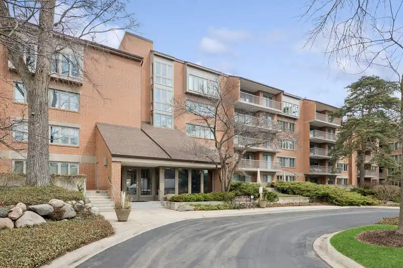 Sprawling Top Floor Park Lane Penthouse Condo