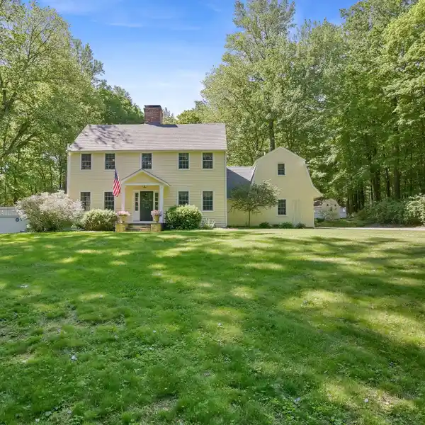 SPACIOUS AND SERENE LIVING NEAR TOWN & TRAIN