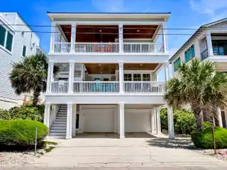 Gorgeous Top Floor Condo One Back from the Ocean
