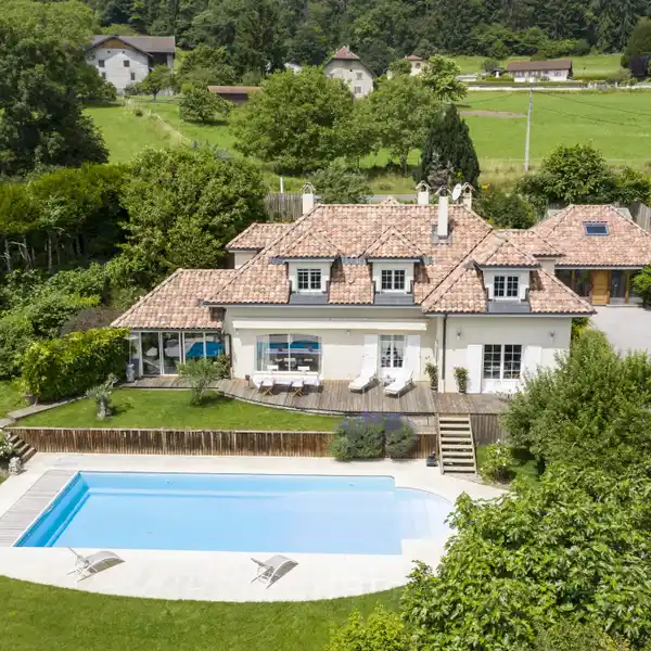 STUNNING RESIDENCE IN A GREEN HAVEN