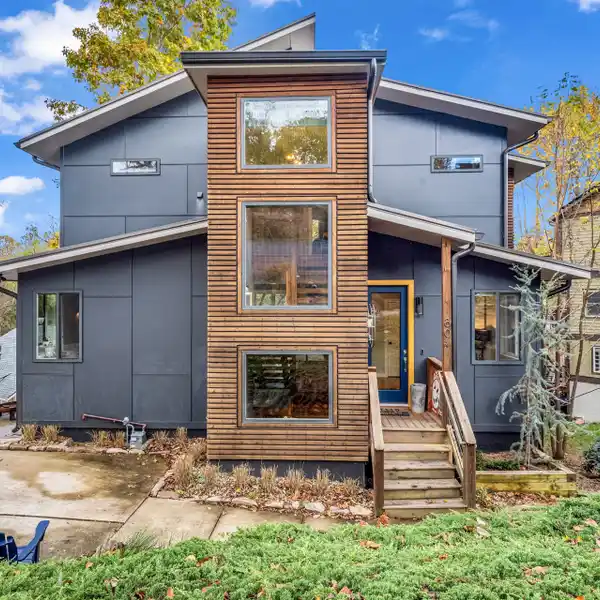 INCREDIBLE MODERN HOME WITH PEACEFUL LIVING