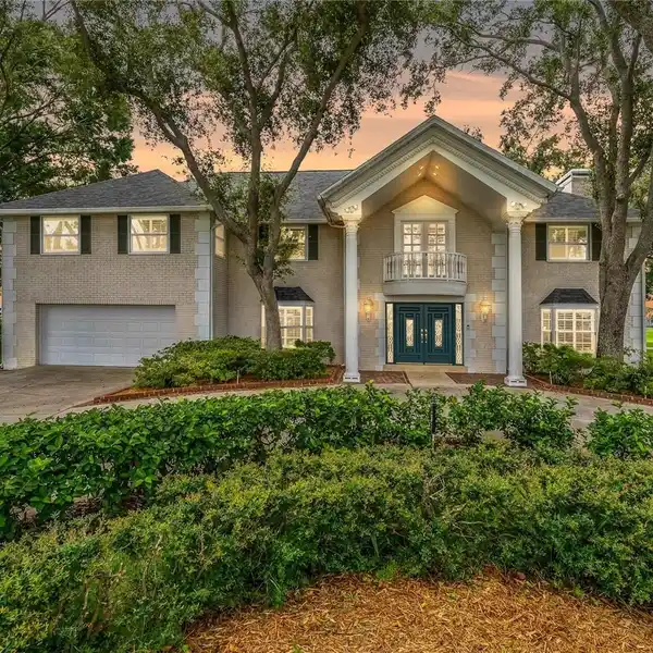 STUNNING COLONIAL-STYLE ESTATE HOME
