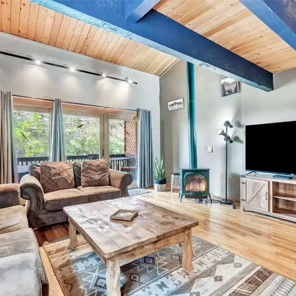 TURN-KEY TOWNHOME IN PRIME SKI LOCATION