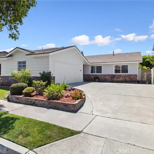 SINGLE-STORY GEM IN COLLEGE PARK EAST