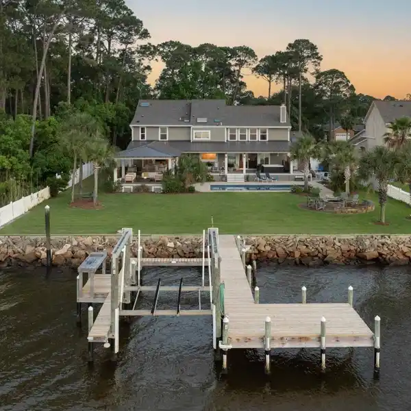 EXTRAORDINARY WHISPER BAY RETREAT