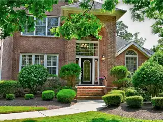 Comfort and Elegance in a Prestigious Neighborhood