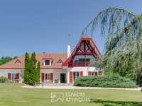 BOURGEOIS RESIDENCE IN A CALM YET CONVENIENT LOCATION