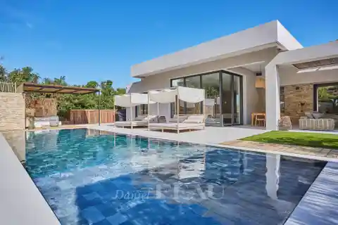 Beautifully Appointed Newer Property