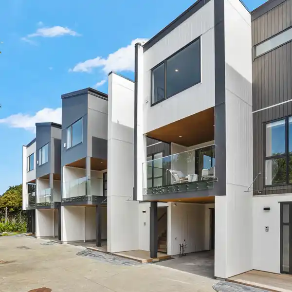 SLEEK CITY-FRINGE LIVING