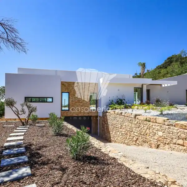 MAGNIFICENT THREE-BEDROOM VILLA
