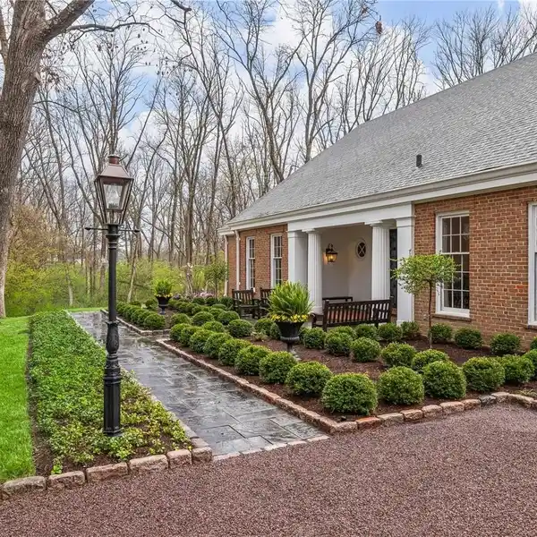 EXCEPTIONAL RESIDENCE ON A PARTIALLY WOODED LOT