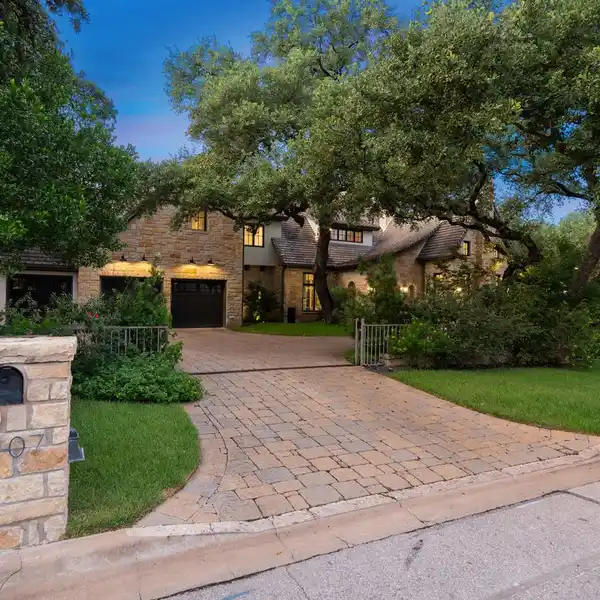 THE ULTIMATE ROLLINGWOOD ESTATE