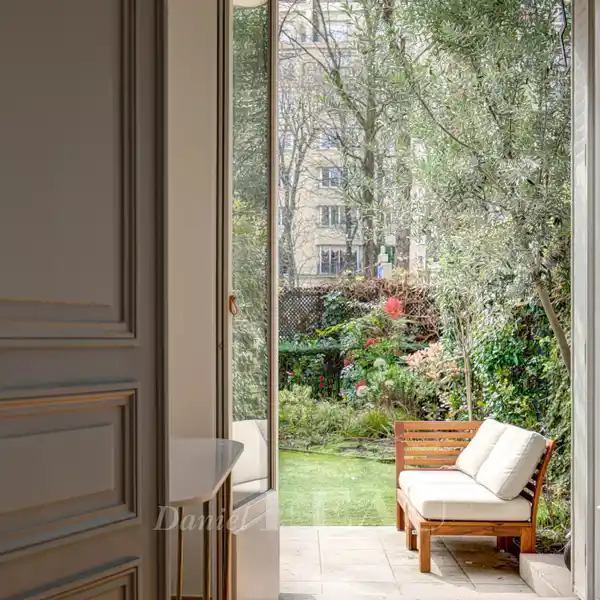 GROUND FLOOR APARTMENT WITH PRIVATE GARDEN