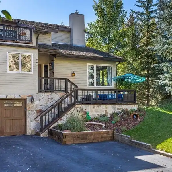 THOUGHTFULLY DESIGNED DUPLEX WITH AN IDEAL PLAN