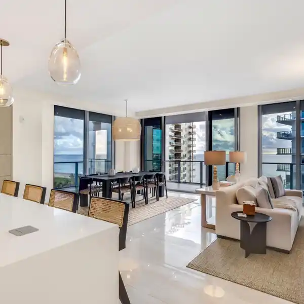 LUXURY CORNER RESIDENCE