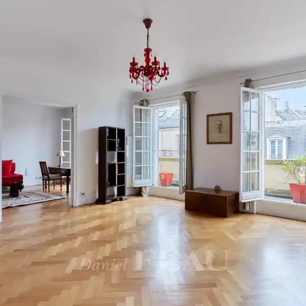 SUNNY AND QUIET APARTMENT IN A BEAUTIFUL BUILDING