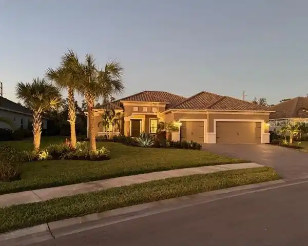 NEARLY NEW HOME BLENDING LUXURY AND COMFORT