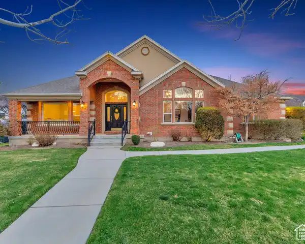EXCEPTIONAL PROPERTY WITH SWEEPING MOUNTAIN VIEWS