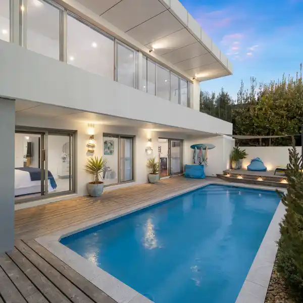 BEACHFRONT CONTEMPORARY ENTERTAINER