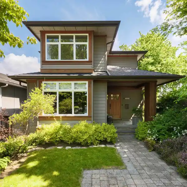 CUSTOM PRAIRIE CRAFTSMAN ON A CORNER LOT