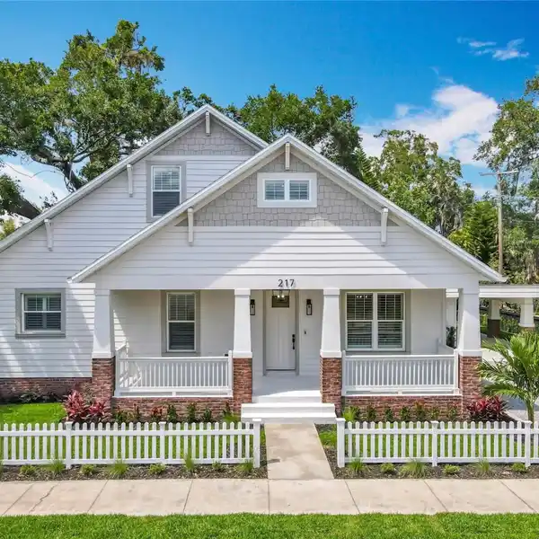 LUXURIOUS AND CHARMING HOME IN IDEAL LOCATION