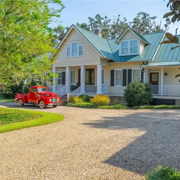 CHARM AND LUXURY AT THE PRESTIGIOUS FORD FIELD & RIVER CLUB