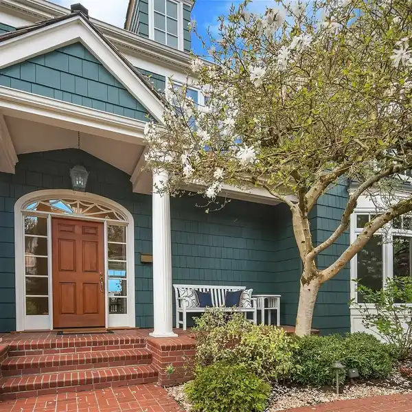 WATERFRONT LIVING AT ITS FINEST ON UNION BAY