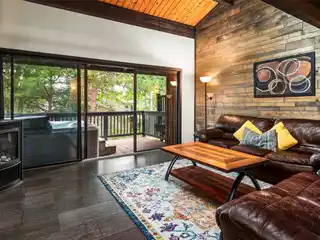 Spacious Townhome Nestled in the Heart of the Mountain Area