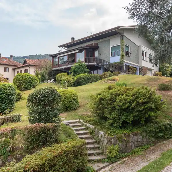 LUXURY VILLA NEAR THE CENTER OF STRESA