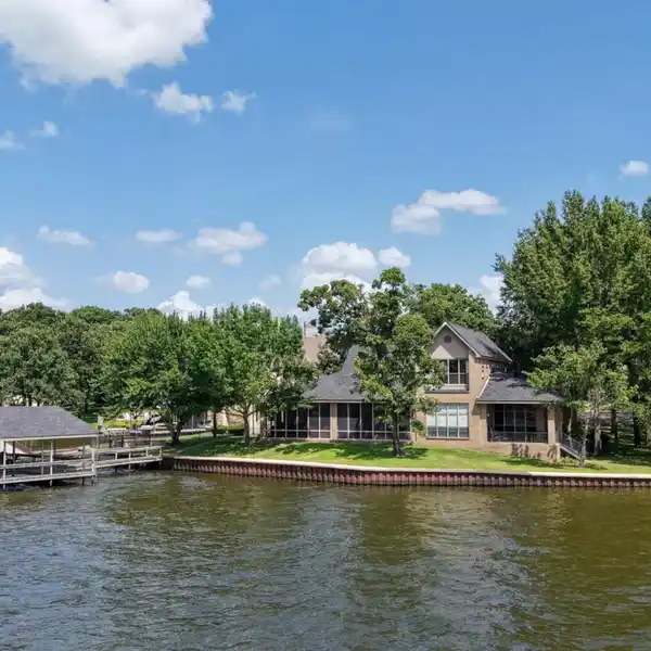 WATERFRONT RETREAT IN PRESTIGIOUS PINNACLE CLUB