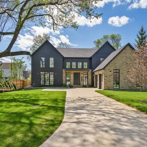 REMARKABLE NEW CONSTRUCTION NORTH SHORE HOME