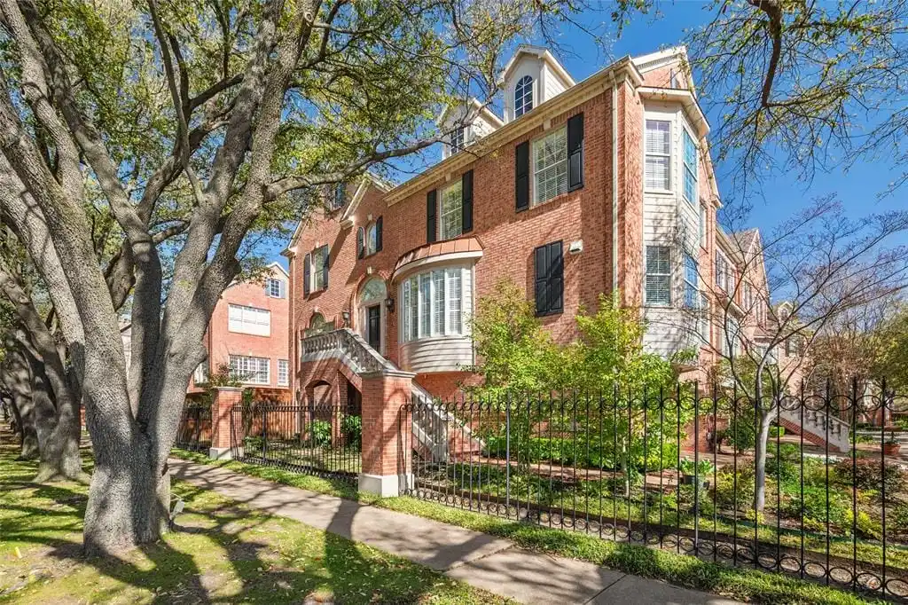Updated Townhouse in the Townes of Highland Park