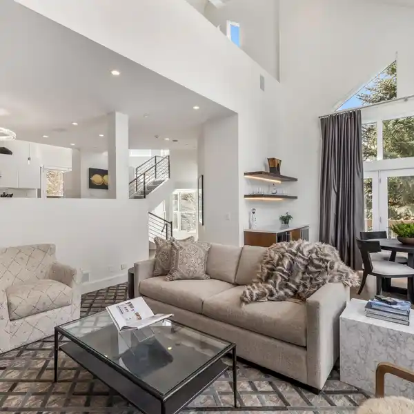 NEWLY REMODELED CONTEMPORARY SKI-IN SKI-OUT TOWNHOME