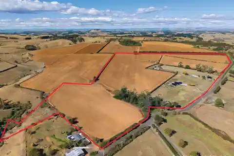 Spacious Retreat with Country Elegance