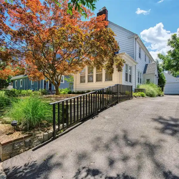 BEAUTIFUL FULLY UPDATED COLONIAL