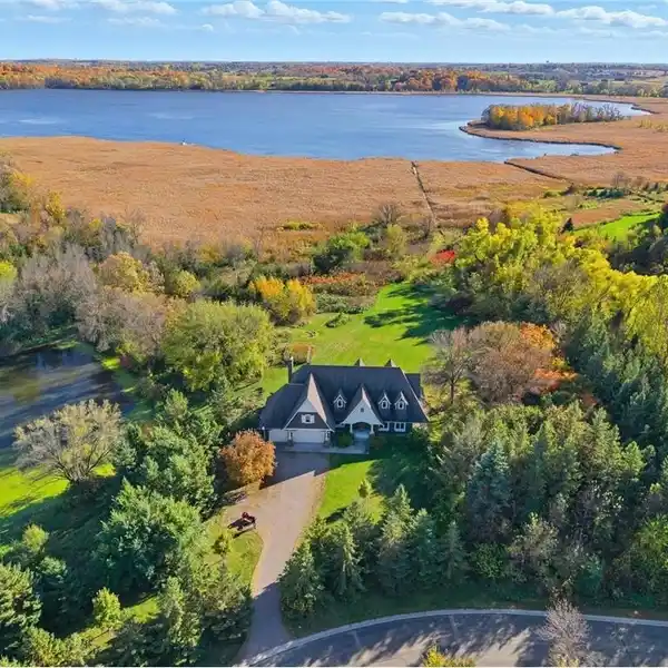 ELEGANCE MEETS TRANQUILITY ON WHALETAIL LAKE