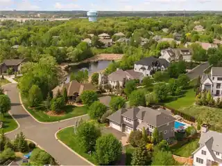 Luxury and Sophistication in Sought-after Parkwood Knolls