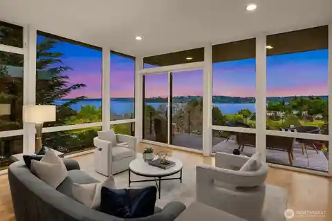 Inspiring Contemporary Home on the Crest of a Ridge